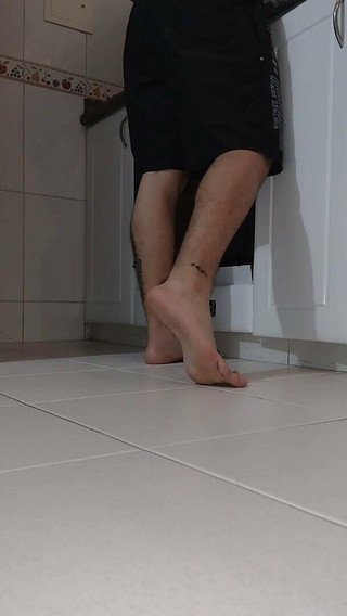 Tomas Styl: Latino mostra seus pés enquanto cozinha