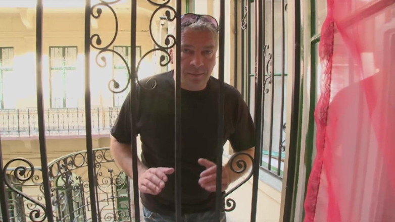 Erotic Planet X: Blond bombnedslag knullad hårt av äldre tapp i vardagsrummet