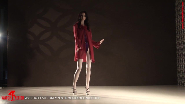 Giant Fem: Model kurus dengan Long Legs