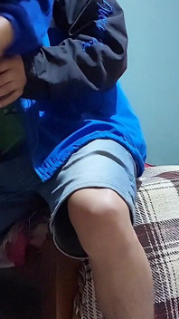 Iubita mea mă furișează în camera ei și ne futem fără ca cineva să observe