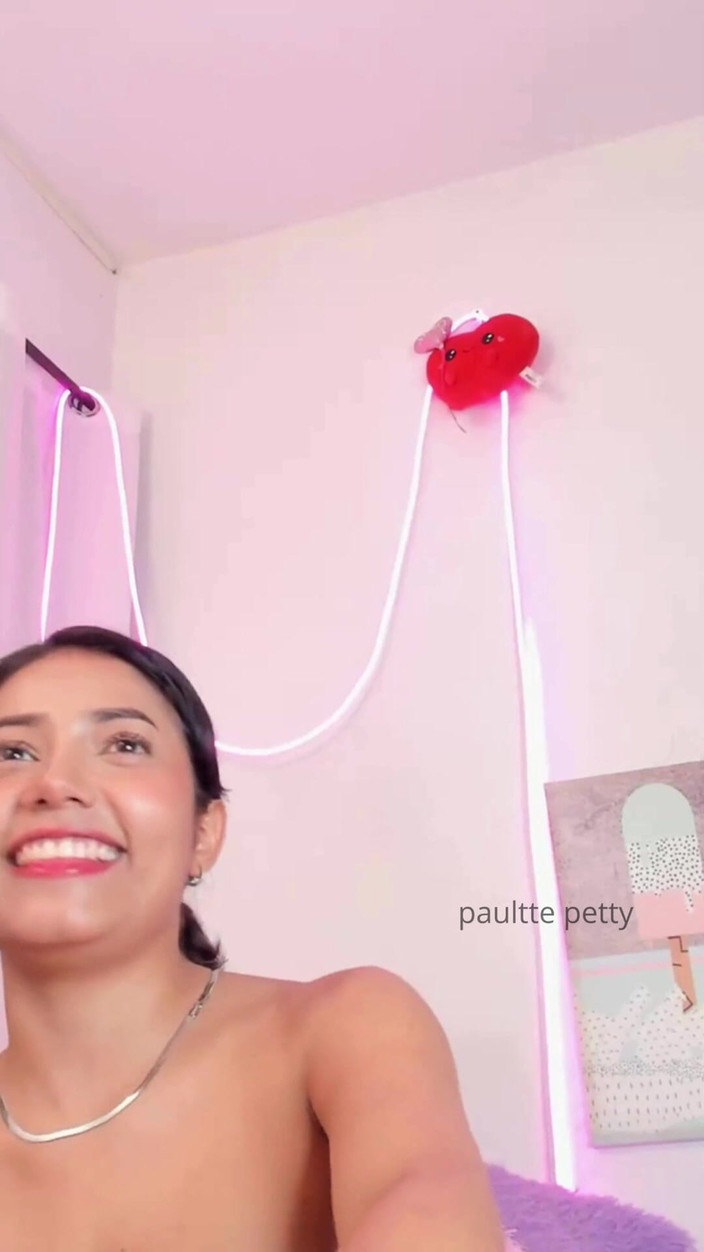 Yvettewill: 小柄な女の子がカメラの上で自慰をし、それで興奮を楽しんでいる