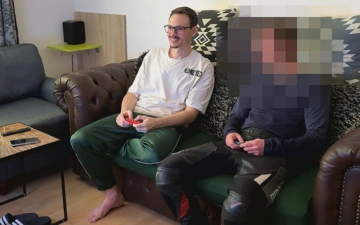 AntoGoesHunting: Mike는 도박을 하다가 내기에서 지고 수줍음이 많은 이성애자 남자친구에게 입으로 날려야 합니다.