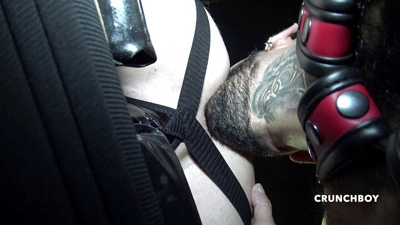 Bareback sex in fetish outfits attack: Den stora rumpan av Alexis Atlante används rå av Kalil