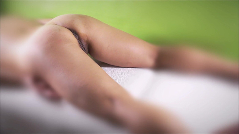 Cuckoby: Producătorul îmi antrenează pizda înainte de filmările pentru gangbang