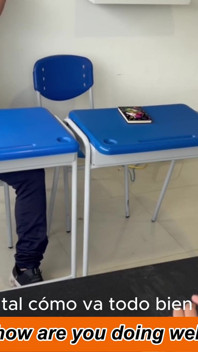 Mara arriva sempre in ritardo in classe e scopa l'insegnante per farla andare via