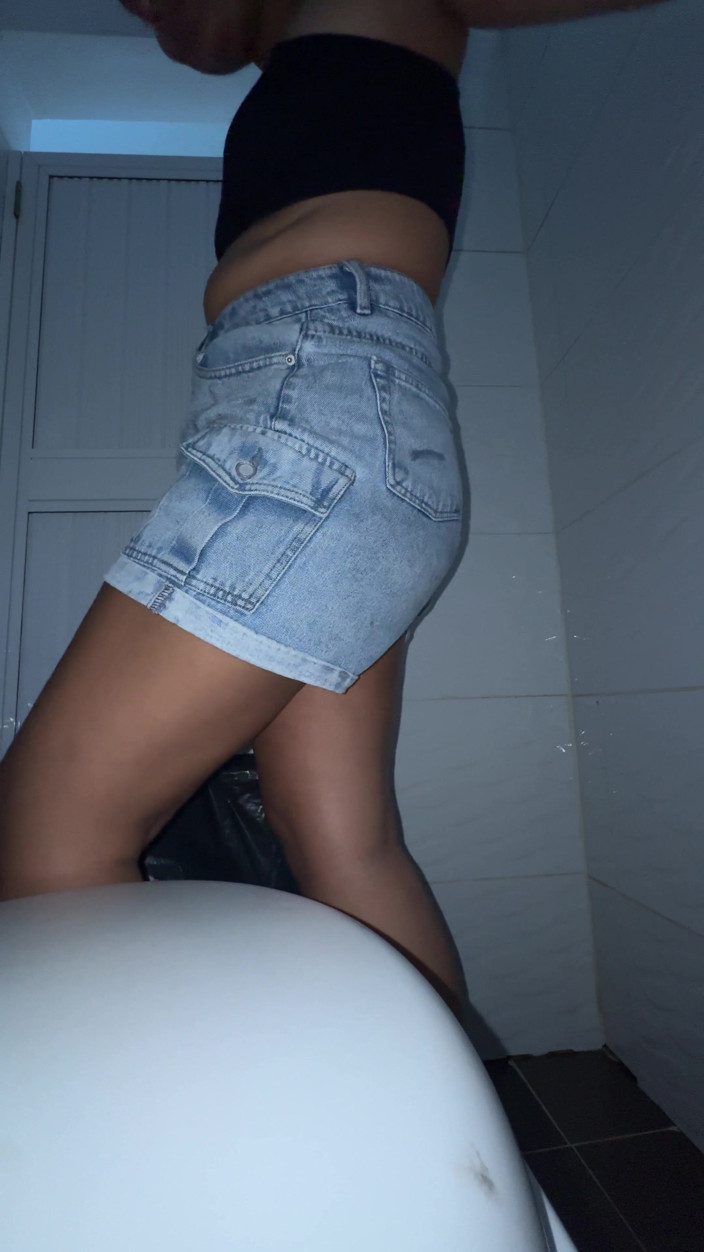 EMY_AND_JONH: I Masturbated in a Public Restroom and It Was a...