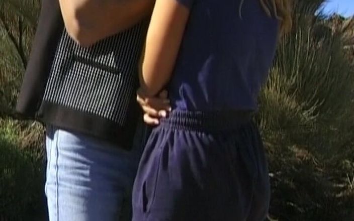 Deutsche Frauen: 산 근처에서 애널 섹스를 즐기는 독일의 핫한 금발 창녀