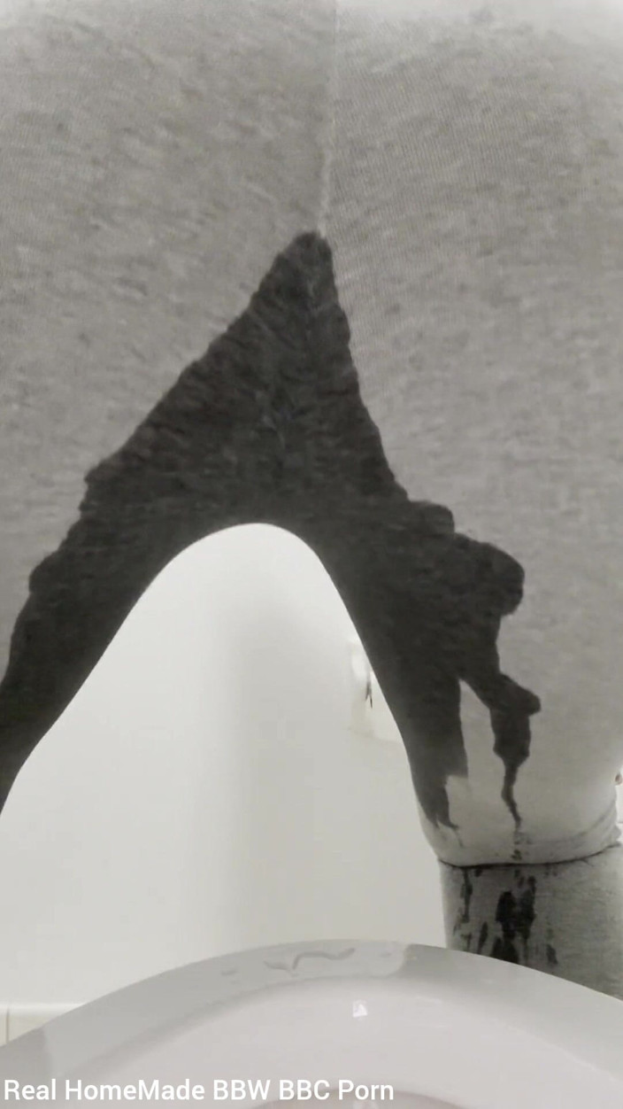 Super sexy ebony cuties: Aku lagi asik kencing pakai legging abu-abu sambil kencing