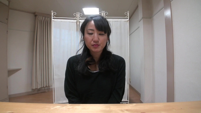 Japan Lust: Prsatá japonská MILFka má chlupatou kundičku škádlení před creampie