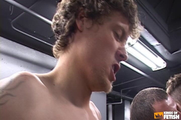 Gay Diaries: 글로리홀을 통해 자지를 불고 입에 사정하는 남자들