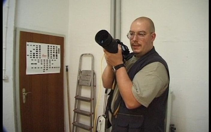 YOUR FIRST PORN: Ein (Nicht) Ganz Normaler Arbeitstag în Studio - o (nu) zi normală de lucru în...