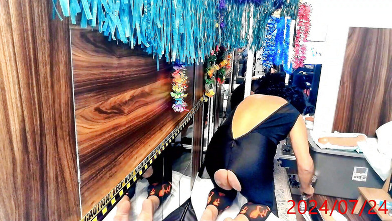 Rainforestman: キャットスーツを着た熱帯雨林の男が、引き締まったお尻に黒い17インチのディルドを履いています。