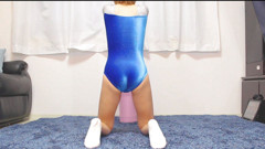 Sexy yoga: Perwersyjna mała 140 cm kobieta w GK trykocie robiąc joga rozciąga...