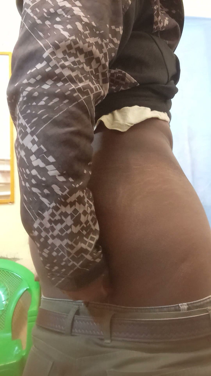 Sexyjayla254: Napalony Murzyn głaska swojego penisa w pracy i strzela dużym ładunkiem
