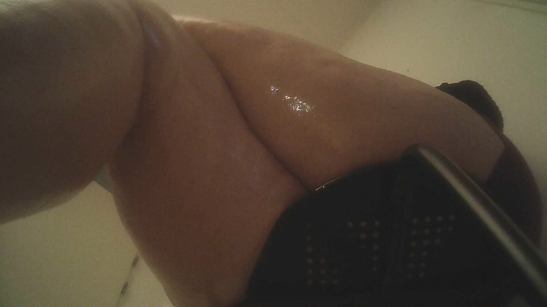 MisS Angel: Peeking at my ups while you polish my shoes