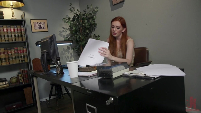 Kink TS: 케이지드 히트: 상사 Lianna Lawson에게 테이블을 돌리는 Maya Kendrick