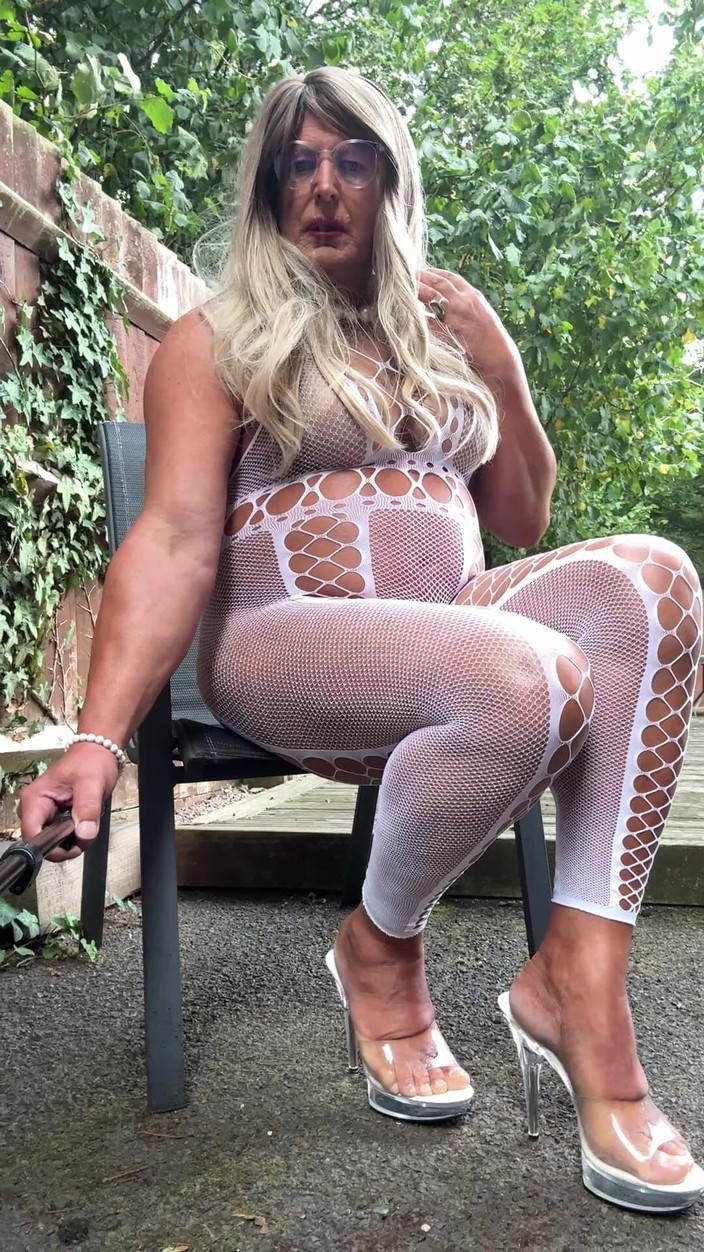 Kellycd2022: सफेद फिशनेट कैटसूट और हील्स में सेक्सी क्रॉसड्रेसर kellycd2022