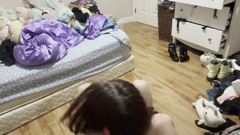 EmoDream1998: 床におしっこをしておならをする