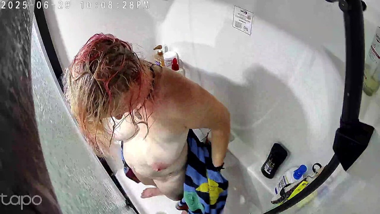 KittieNoOne: MILF putih dengan pantat besar ditangkap mandi