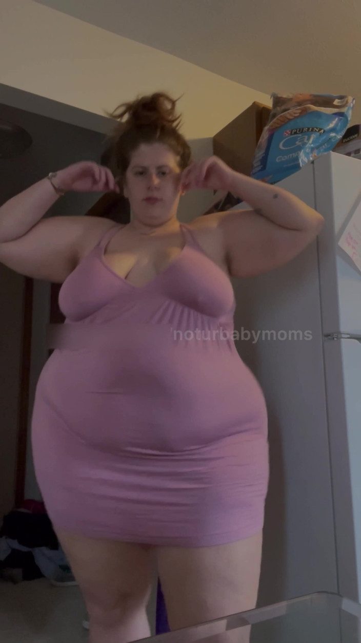noturbabymoms: Gordas tirando a roupa e tremendo em vestido rosa