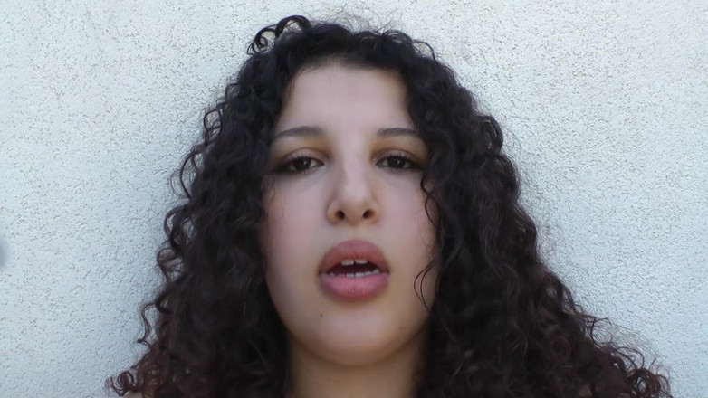 Paris Jango: Chica tetona con grandes tetas se masturba en el jardín
