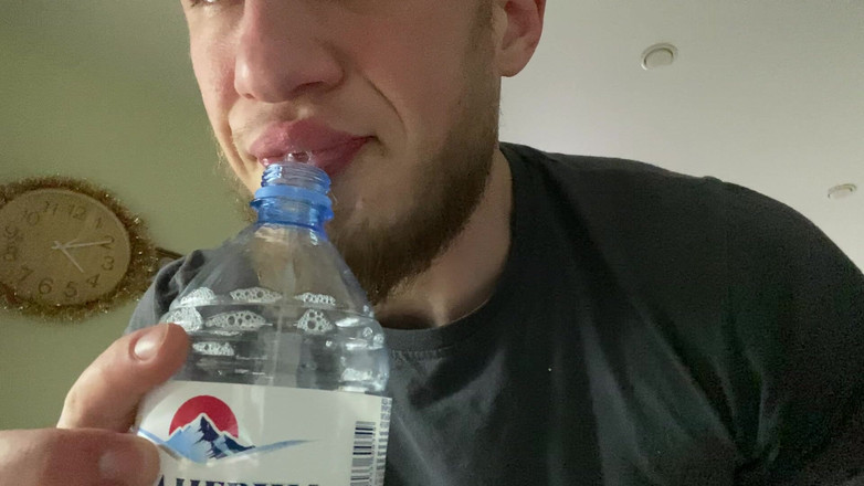 Hunky time: Alfa Bir Şişeyi Tükürüğüyle Dolduruyor(snot)