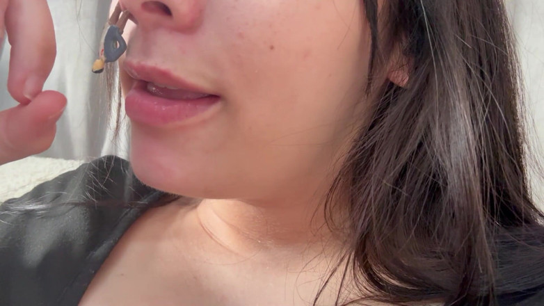 AmayaMori: Giantess loszka kładzie na nią swojego małego męża