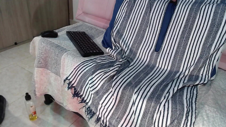 Tommhot: Çok sert yarağıyla işemeye çalışan adam