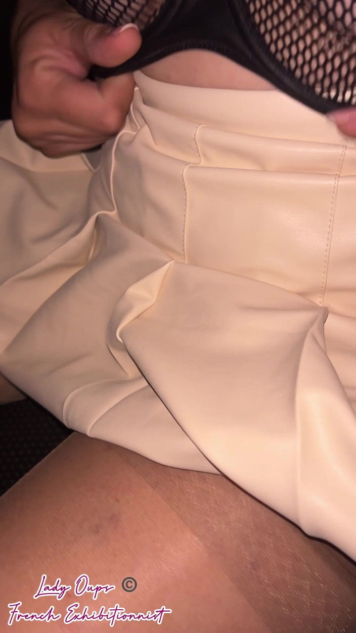 Lady Oups: セクシーなレザーミニスカートの従順な襟とかわいいストッキングの下のリモコン大人のおもちゃ