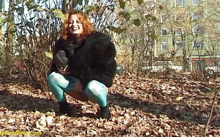Crazy pee girls: Outdoor pee in the forest
