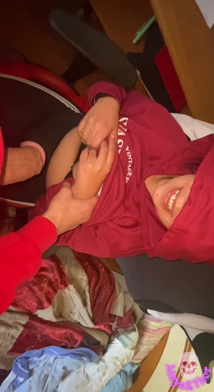 Mayay Thor X: Tímida senhora com capuz brinca e chupa pau