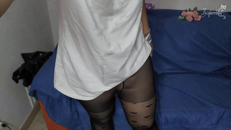 BigBoobCat: 当我戴面具自慰时，我的天然巨乳正在等待你的凝视