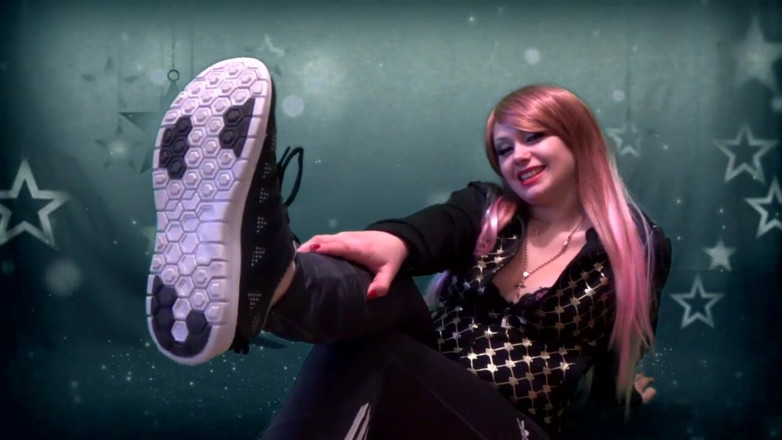 Goddess Misha Goldy: Watch me doing lovely exercises and clean my sport kneeckers