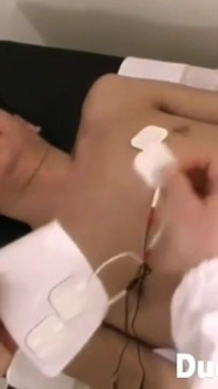 Il povero ragazzo viene fracassato nel buco del culo durante un appuntamento medico