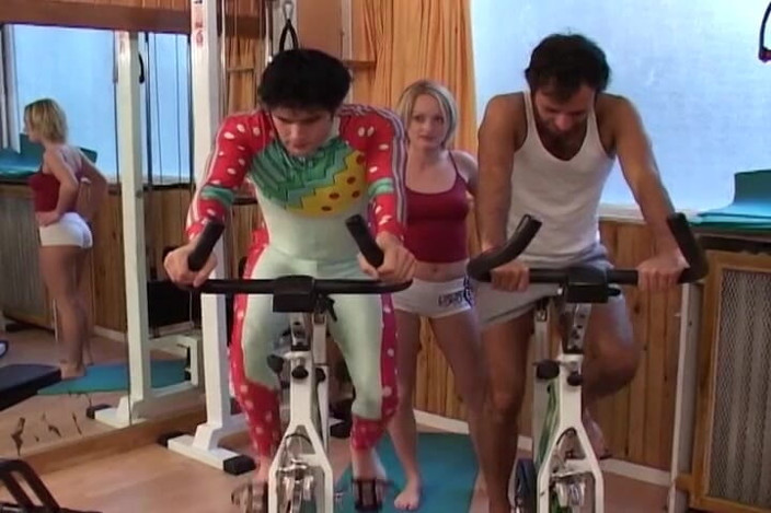 Planete Francaise: Sevimli Fransız fitness eğitmeni üçlü sekste sikiliyor