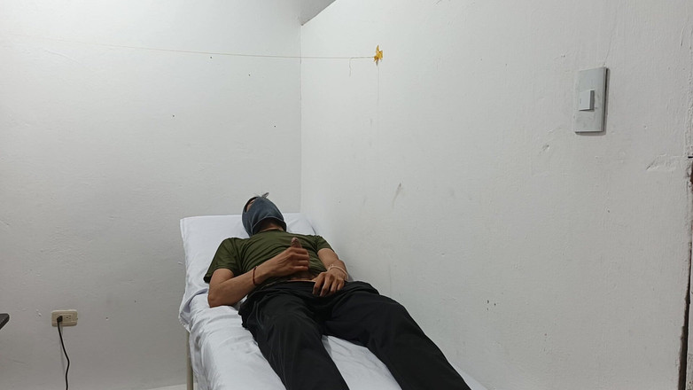 Goky: Pervers läkare onanerar kuk på kontoret