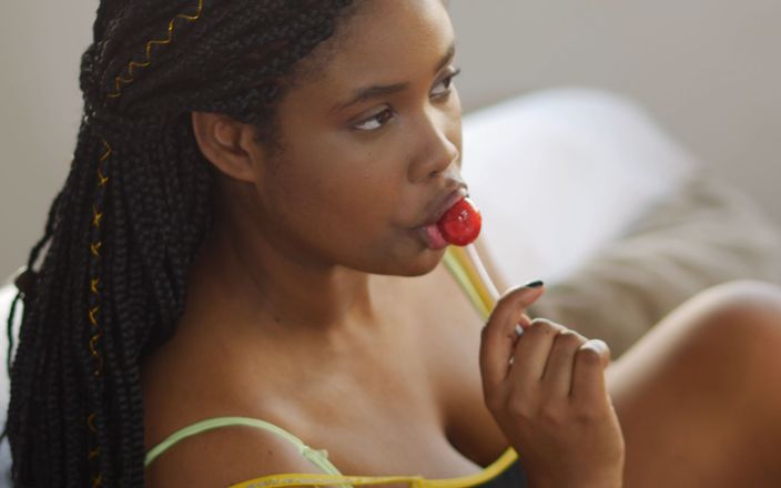 Insomnia Domina: Ebony hottie and lollipop