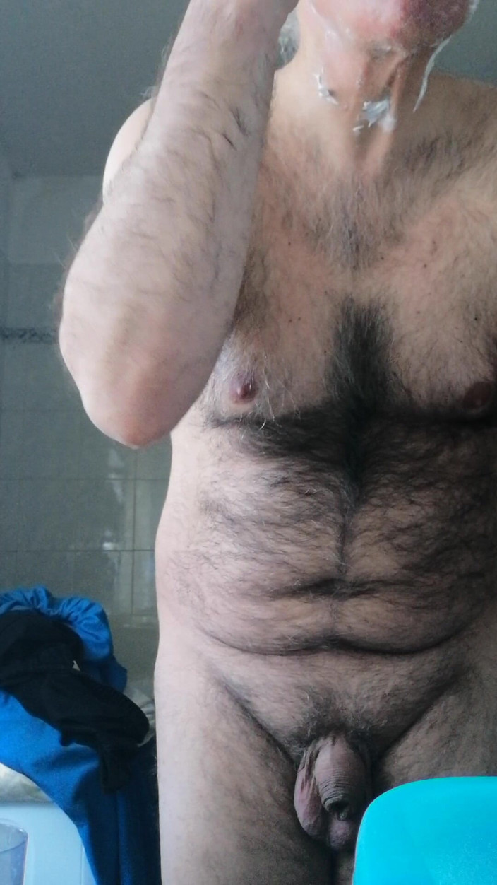 Setesesso7: Estoy en el baño afeitado y sacudiendo mi polla.