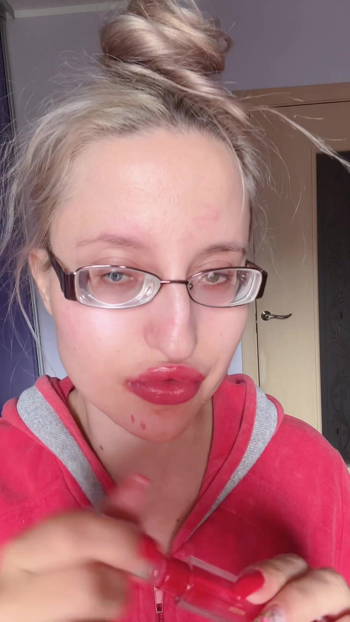 FinDom Goaldigger: Asmr Eating バナナピンク リップスティック - 唇フェチ 食べ物 フェチ 口紅 メガネ