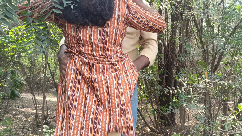 Inba: Studentă futută în aer liber