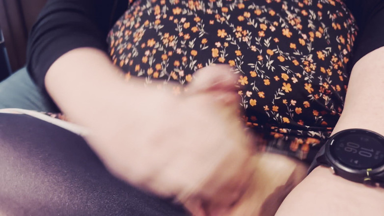 Lauren Ashland: Fată trans își ridică rochia și ejaculează în ciorapi