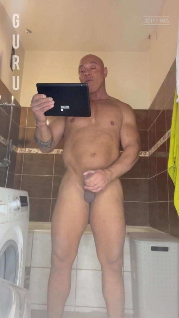 Mr. Guru: 私のバッドルームでオナニー。ビッグダディボディビルダーは、ぎくしゃくオフ