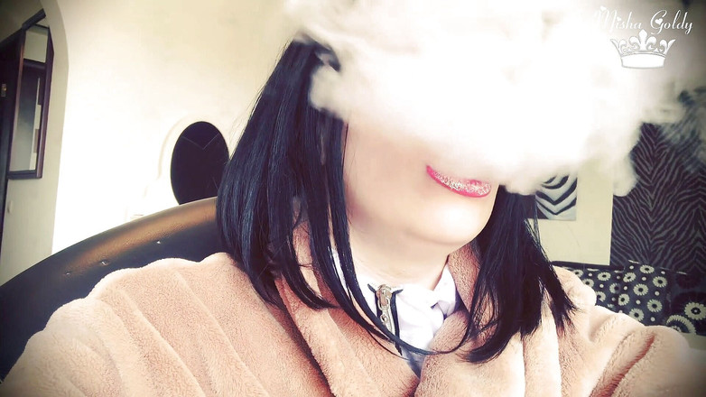 Goddess Misha Goldy: Dewi merokok &amp; lipstik seksi