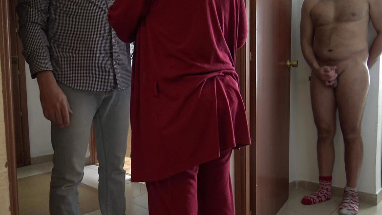 Stepmom Susan: 남편 앞에서 18살 배달 소년을 유혹하는 발정난 아마추어 마누라