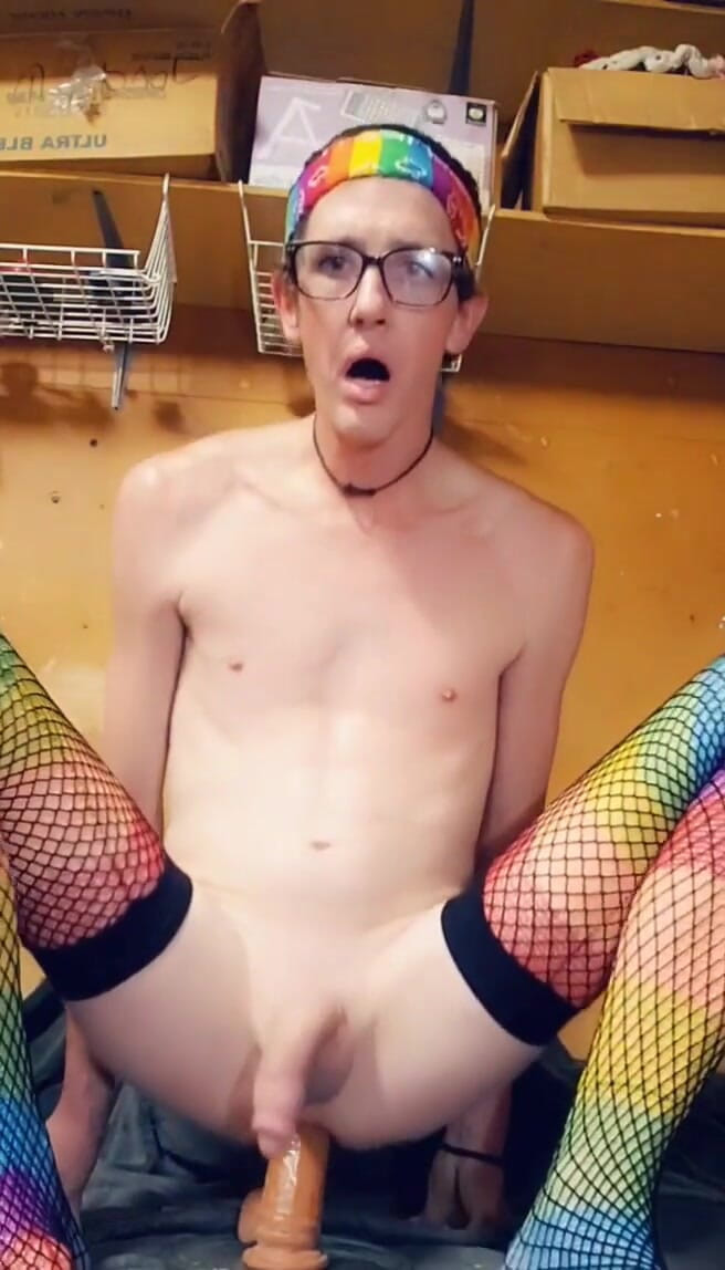 Clay Lindsey: 흑인 대물 자지 2에게 따먹히는 엉덩이가 너무 아팠지만, 정액을 얻지 못했지만 이 장난감이 일을 하기를 바라고 있습니다.