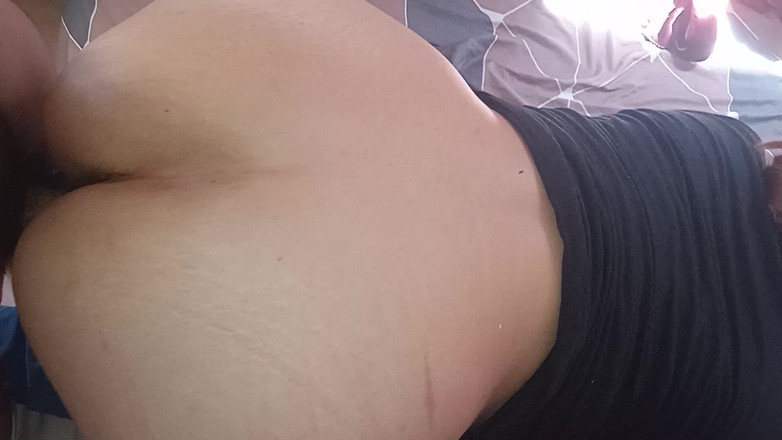 Eatrella j: Accro, baisée et ne lâche pas son téléphone portable