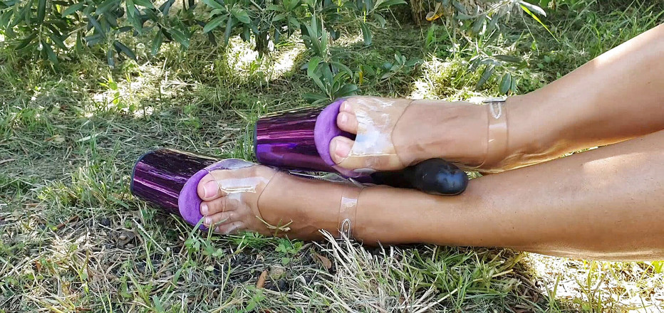 Intim media: Fetish kaki di luar rumah - MILF panas dalam kasut tumit...