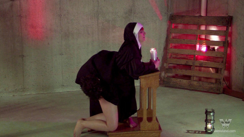 Fetish Paradise: Nữ tu nóng bỏng bị đánh đòn vào mông