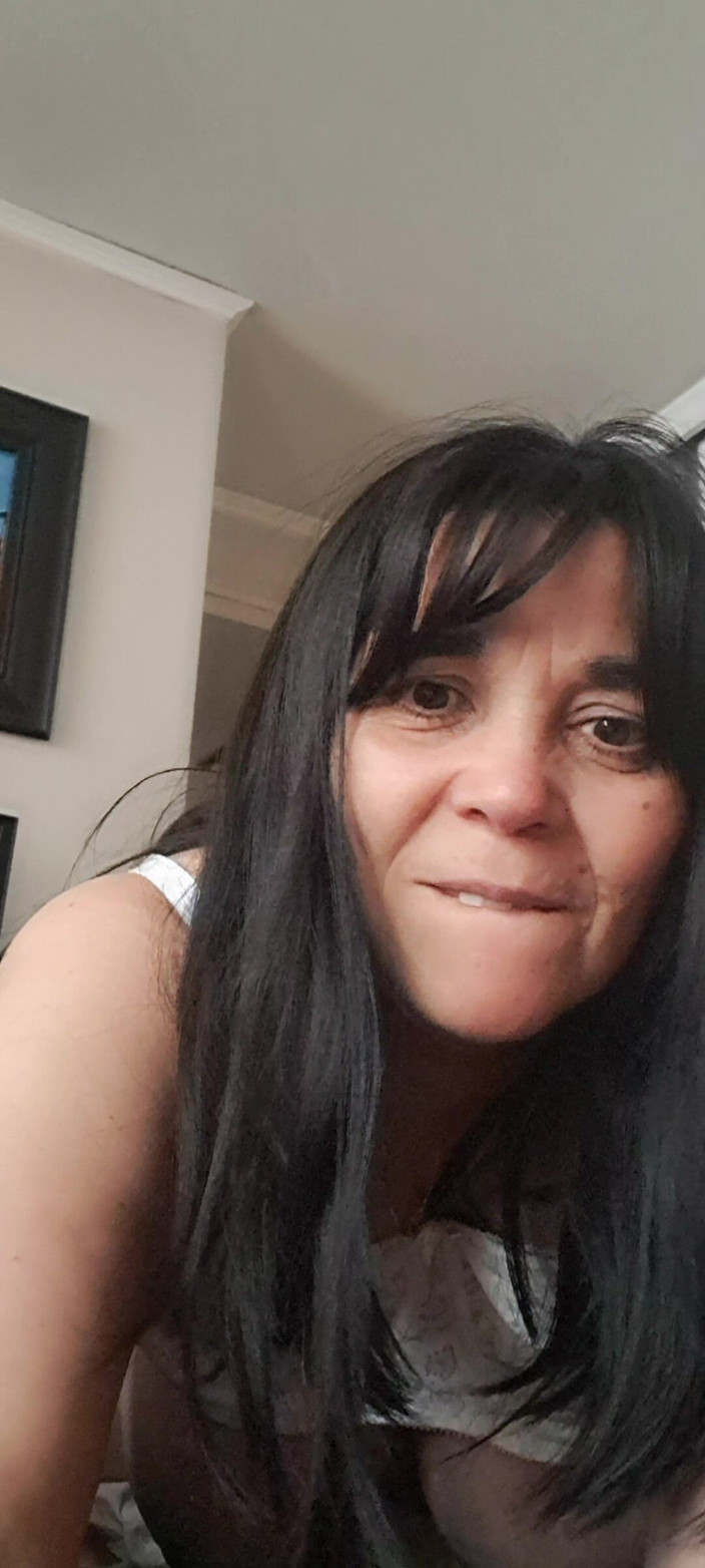 Mommy big hairy pussy: MILF kudde humping im hörnsäng.