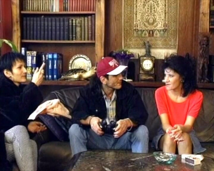 Deutsche Frauen: छोटे स्तनों वाली काले बालों वाली जर्मन महिला मिशनरी का बहुत मजा लेती है